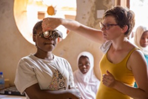 Nederlandse opticien (io) aktief op Keniaanse scholen