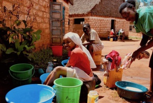 Water voor de VDT-weesmeisjes in Kenia...